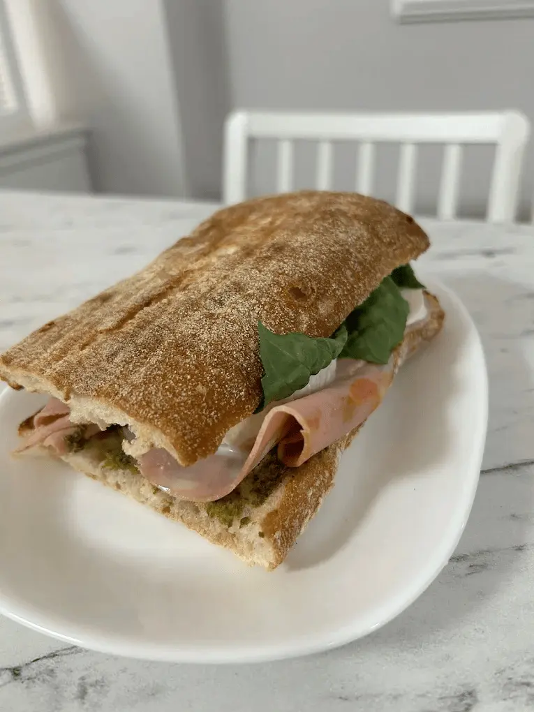 Bocadillo artesanal de jamón y rúcula en Cafetería La Favorita