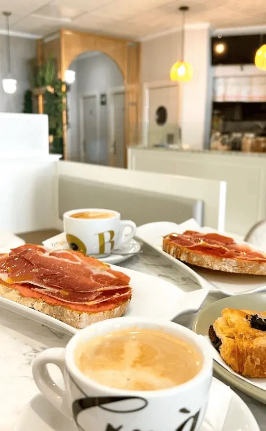 Desayuno con tostadas de jamón y café en Cafetería La Favorita