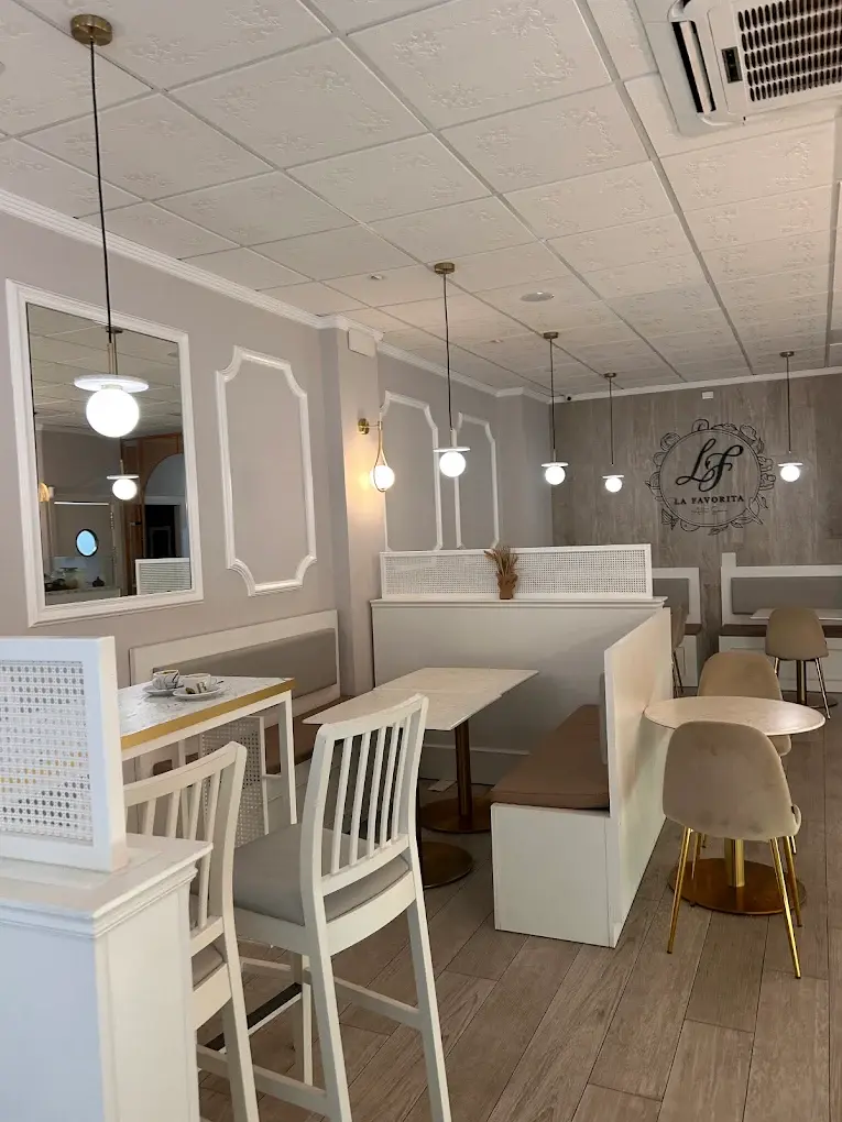 Sala interior de Cafetería La Favorita en Onda con mesas y sillas