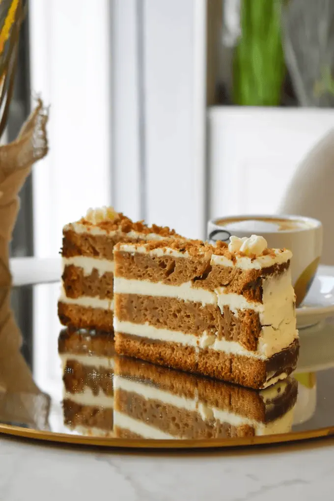Tarta artesanal de capas con café en Cafetería La Favorita