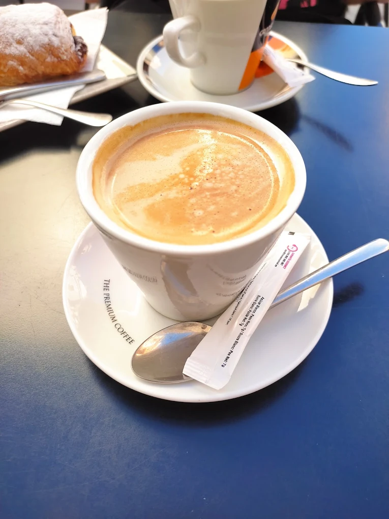 Desayunos en la Cafetería Mirela Onda