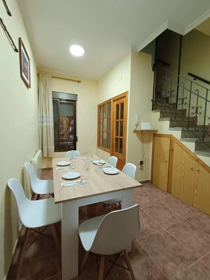 Comedor de Casa Almudí con mesa para 6 personas, Onda