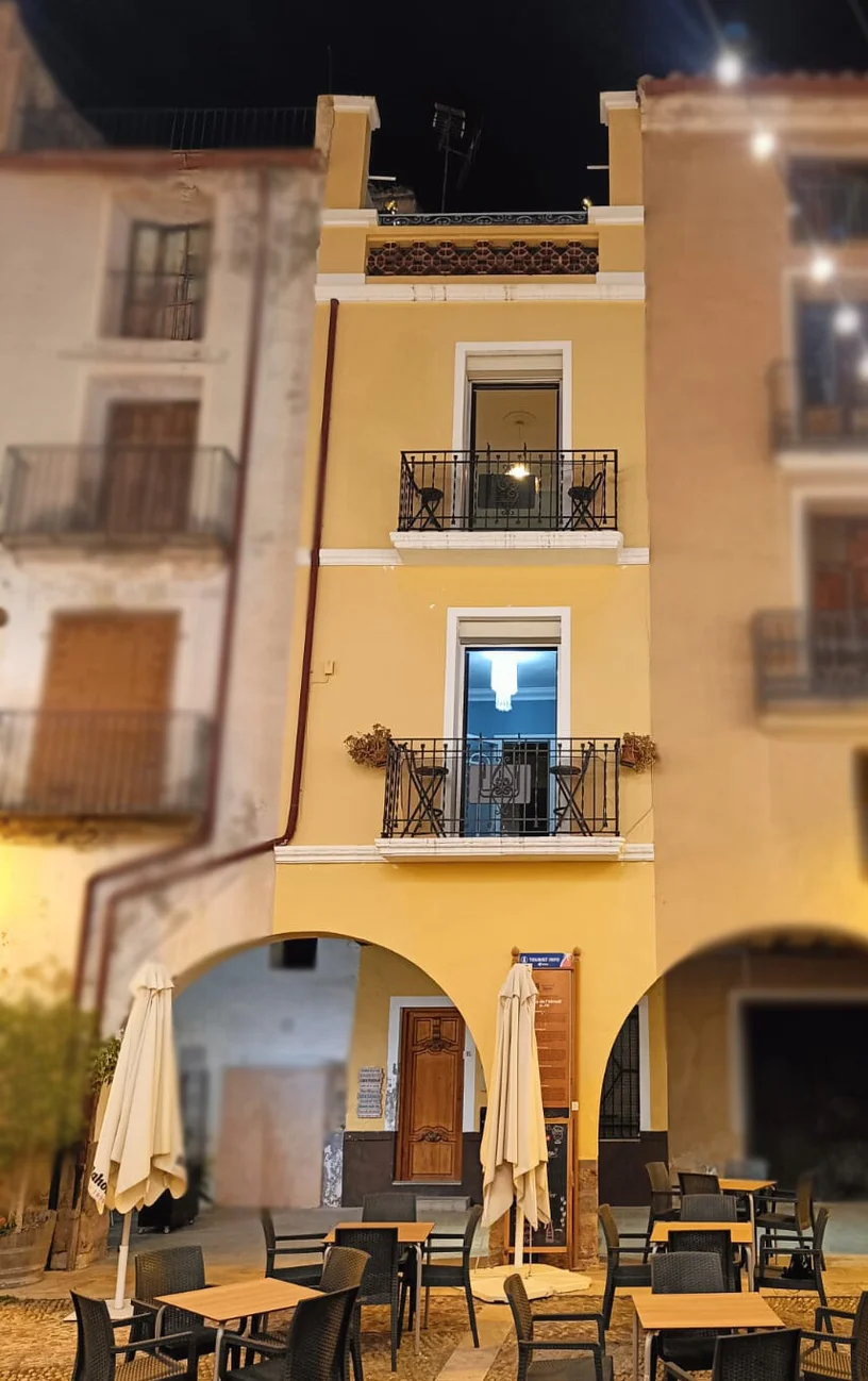 Fachada de Casa Almudí de noche en la Plaza del Almudín de Onda