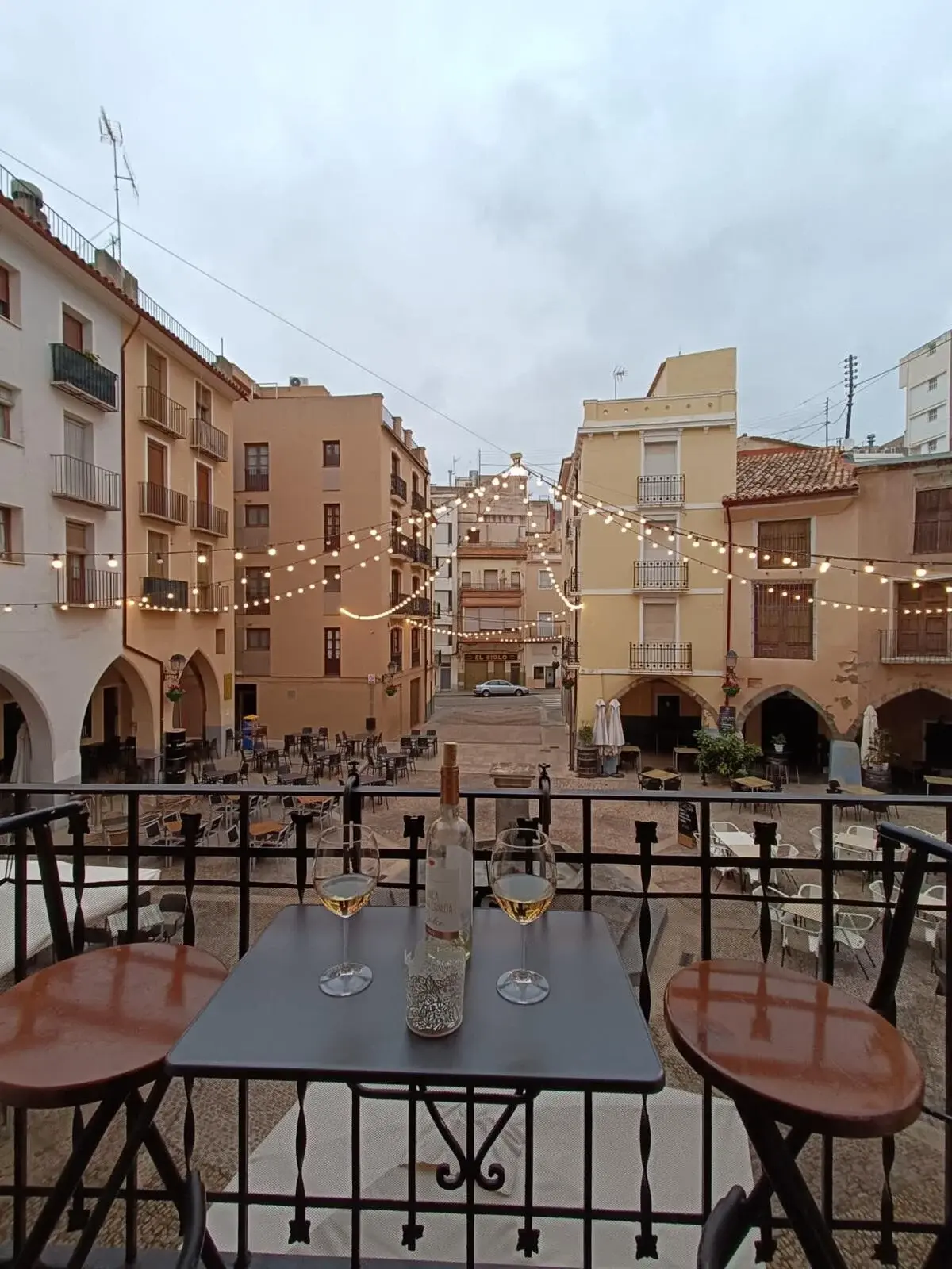 Vista desde el balcón de Casa Almudí sobre la Plaza del Almudín de Onda con luces de noche