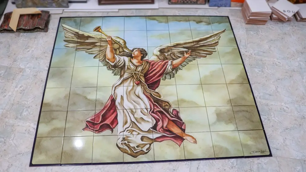 Ángel con trompeta pintado sobre cerámica por Francisco García Gisbert, cementerio municipal de Onda, 1990