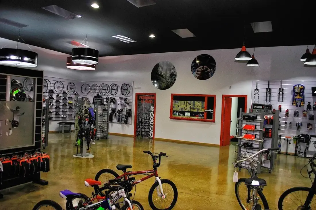 Interior del showroom de Cicloespai con bicicletas, cascos y accesorios