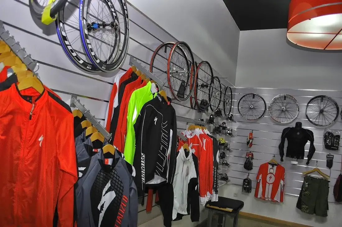 Sección de ropa Specialized y ruedas de ciclismo en Cicloespai Onda