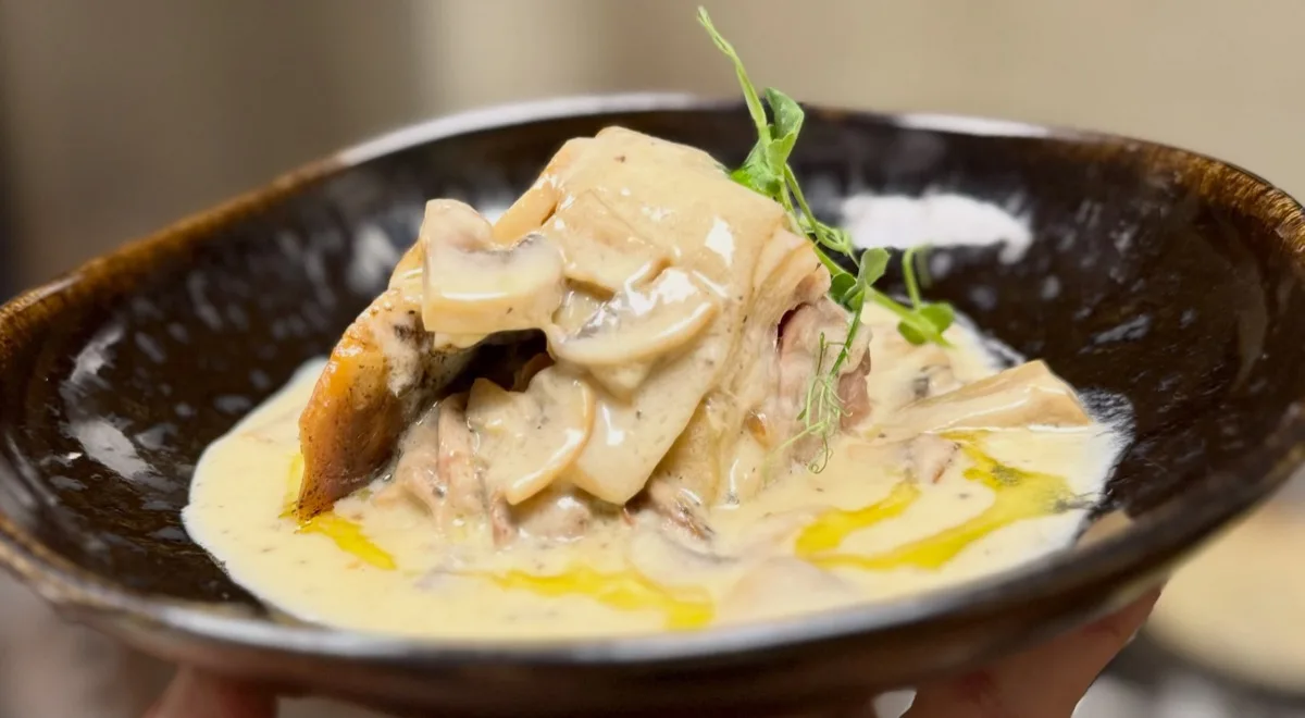 Cochinillo a baja temperatura con salsa de champiñones en Clandestí Restaurante, Onda