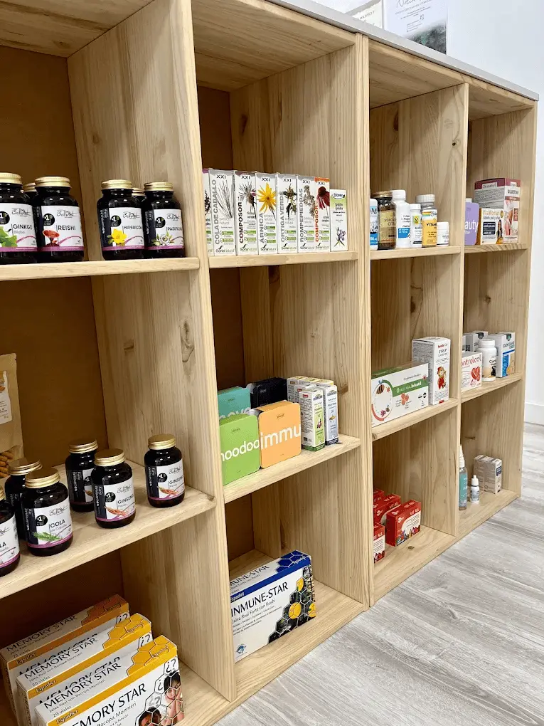 Estantería de suplementos y fitoterapia en Conscientes Herbolario Onda