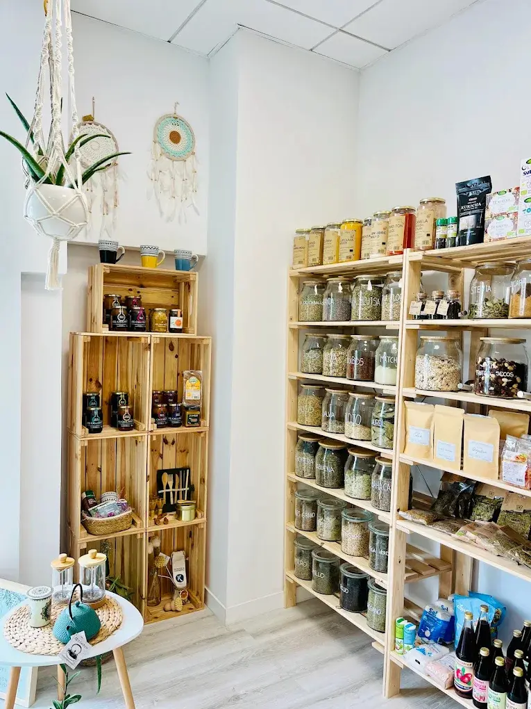 Interior de Conscientes Herbolario Onda: tienda a granel con botes de vidrio de tés, especias y superalimentos