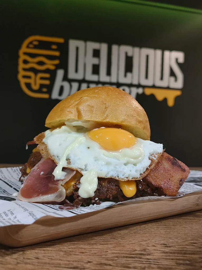 Smash burger con huevo y bacon en Delicious Burger Onda