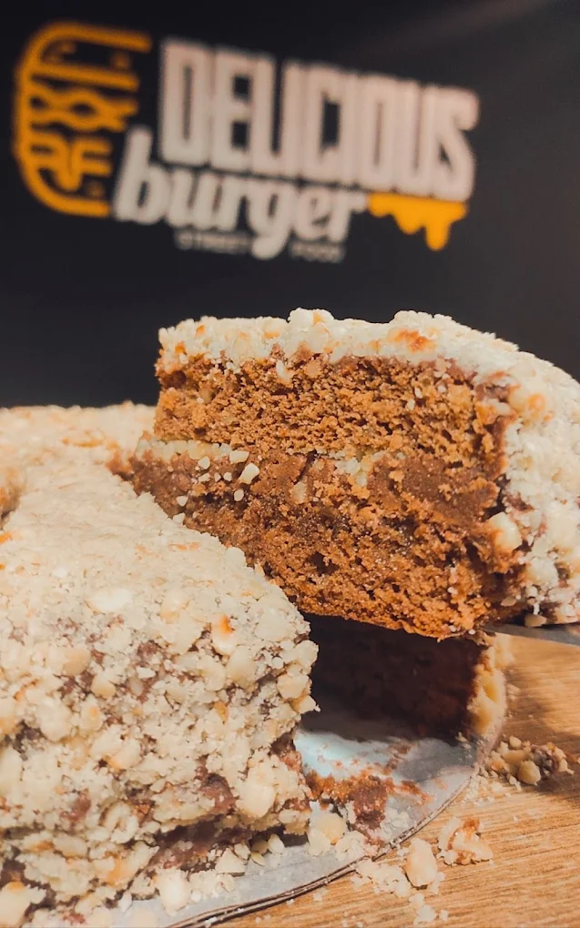 Postre de tarta de Delicious Burger con el logo al fondo