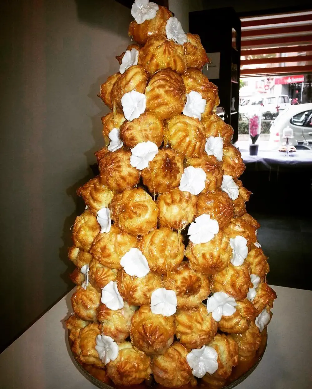 Croquembouche, torre de profiteroles caramelizados de Don Dolç Pastisseria