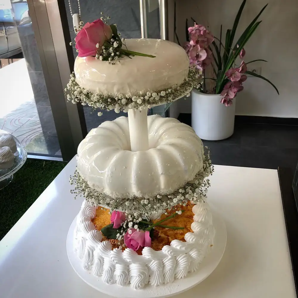 Tarta nupcial de tres pisos con flores naturales de Don Dolç Pastisseria