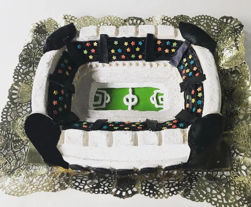 Tarta personalizada con forma de estadio de fútbol elaborada en Don Dolç Pastisseria