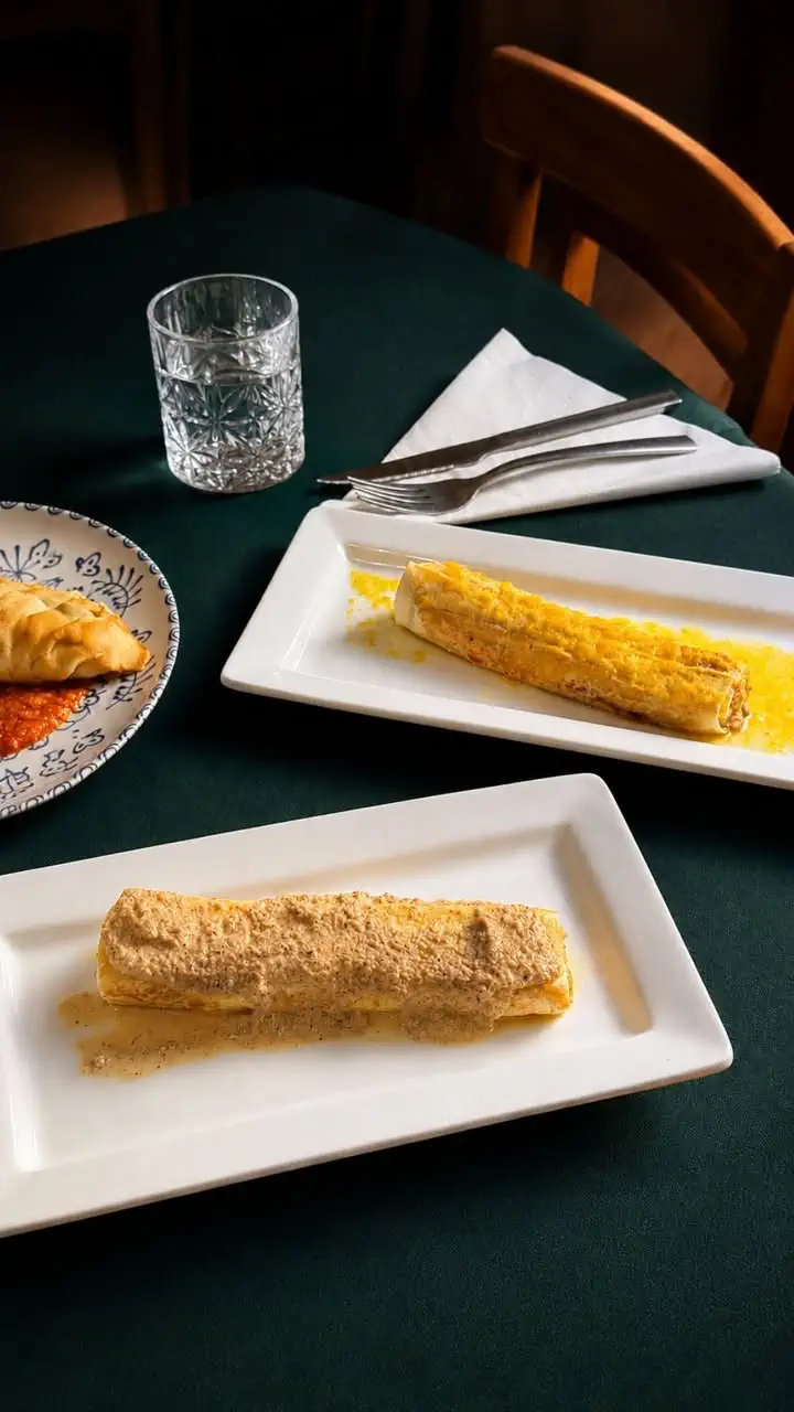 Primer plano del crêpe de espinacas y el canelón de calabacín