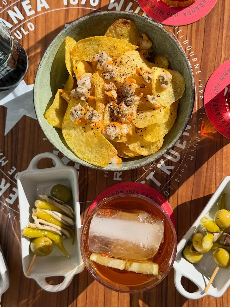 Vermut con patatas bravas, anchoas y olivas en la terraza de El Racó de Dins, Onda