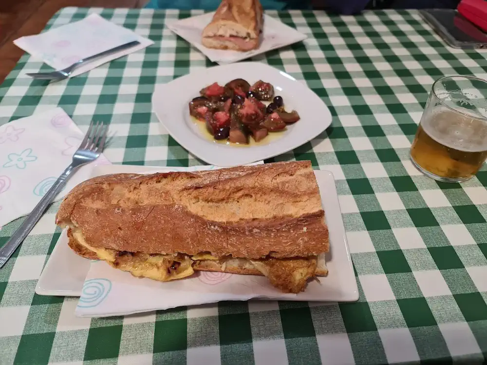 Bocadillo de tortilla con ensalada en El Rincón Andaluz