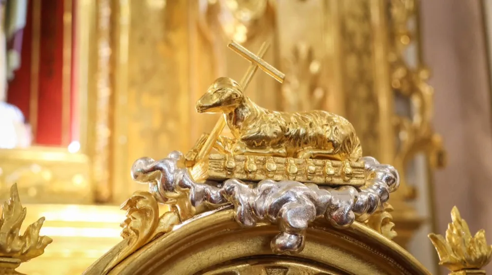 Detalle del Cordero de Dios dorado que corona el Sagrario restaurado de la ermita del Salvador
