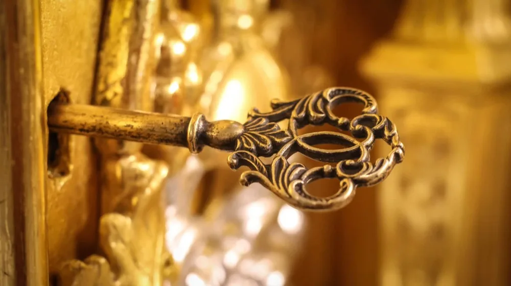 Llave ornamentada del Sagrario restaurado de la ermita del Salvador de Onda
