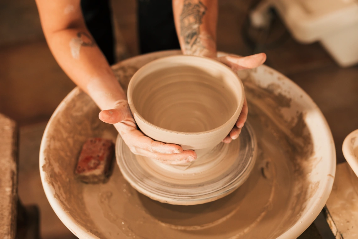 Modelado de cerámica artesanal en taller de Onda