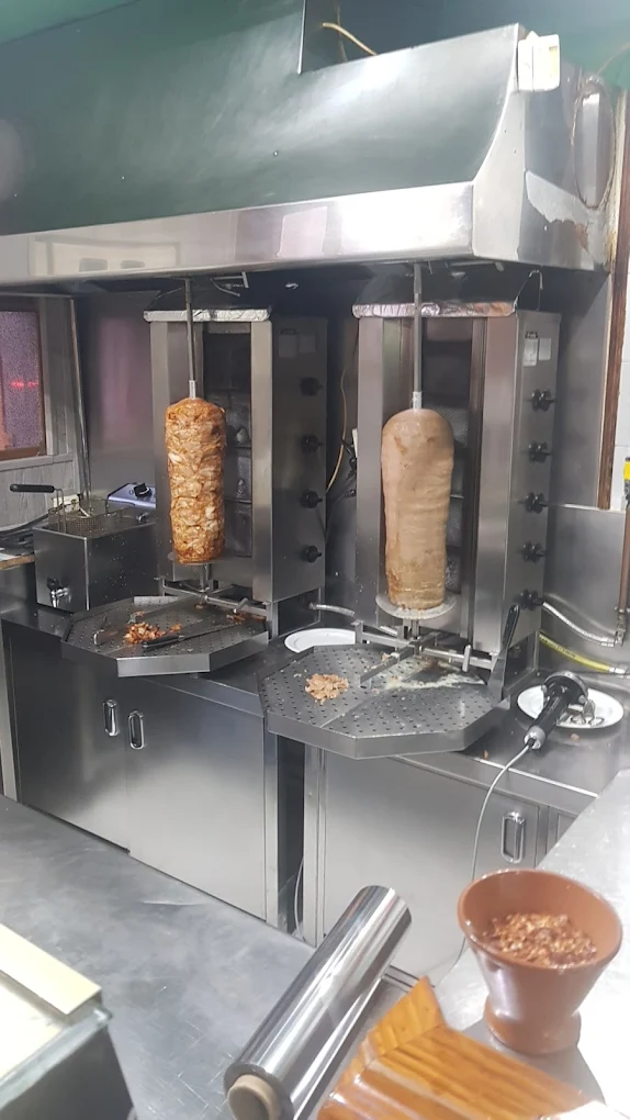 Cocina con espetones y freidora