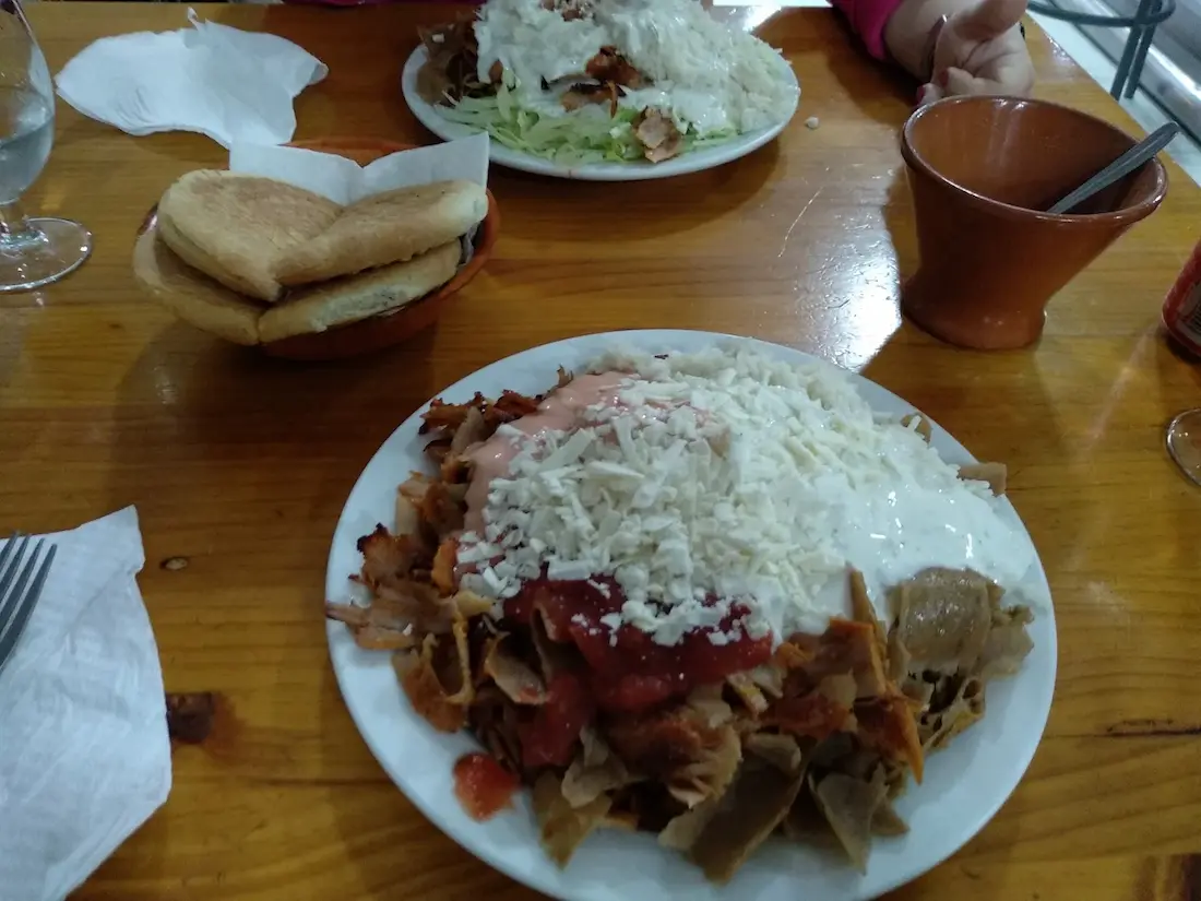 Plato de doner con patatas y queso