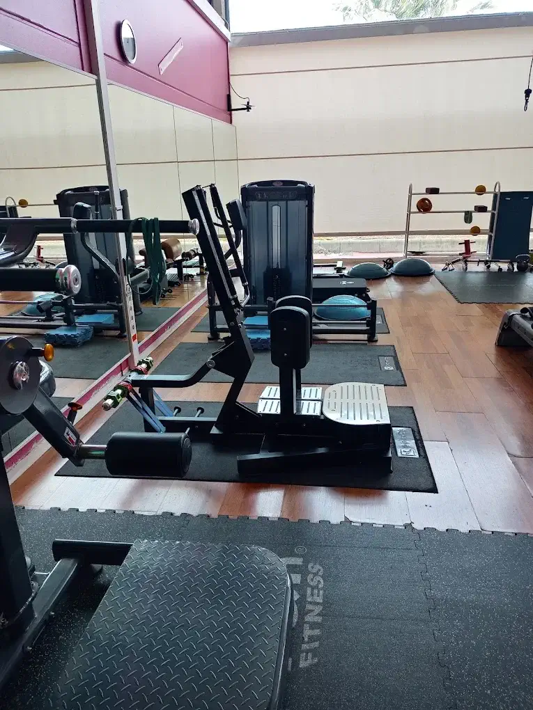 Máquinas de piernas y zona de peso libre del Gimnasio Trimm Onda