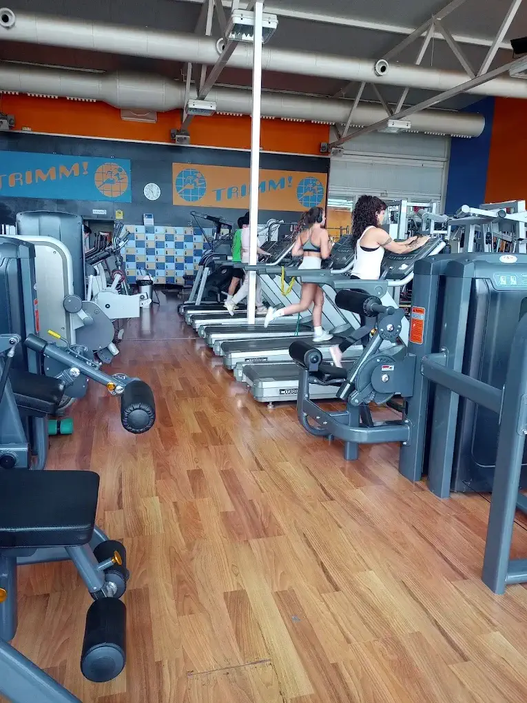 Sala de cardio con cintas de correr del Gimnasio Trimm Onda