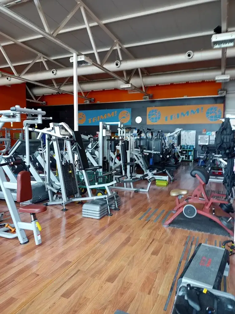 Sala de musculación con máquinas del Gimnasio Trimm Onda
