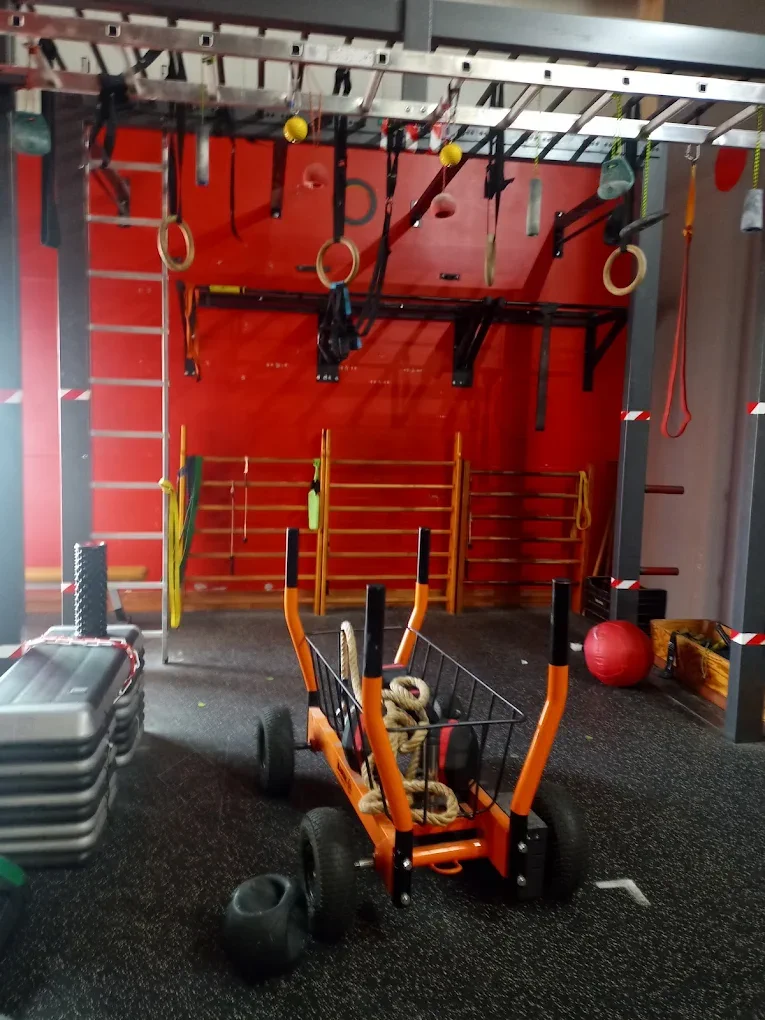 Zona de entrenamiento funcional con rack y anillas del Gimnasio Trimm Onda