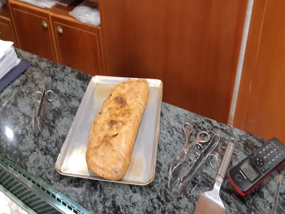 Pastís de verdura recién horneado en Horno Piñón, Onda