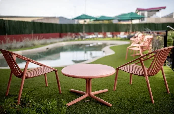 Terraza jardín con piscina exterior del Sercotel Plana Onda