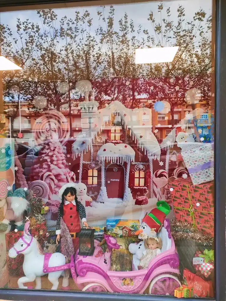 Escaparate navideño de Hyppo Toys con decoración de muñecas y caballos