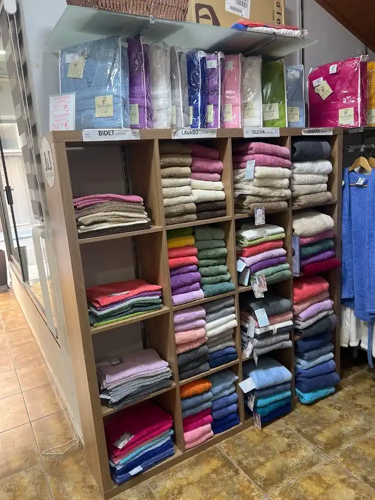 Estantería interior con toallas organizadas por colores y secciones