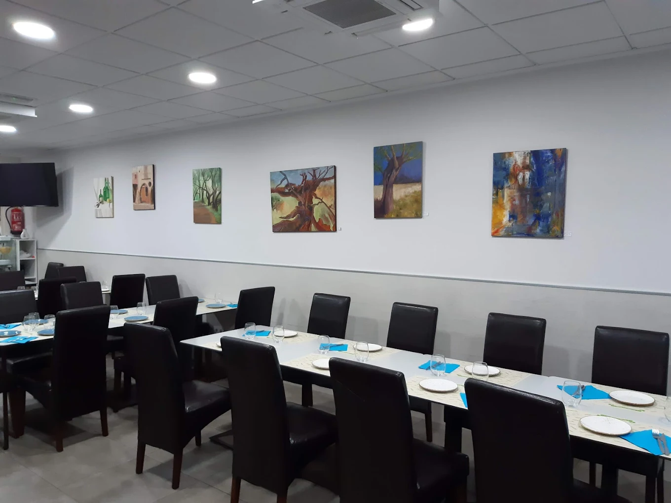 Comedor de La Alacena con pinturas en la pared