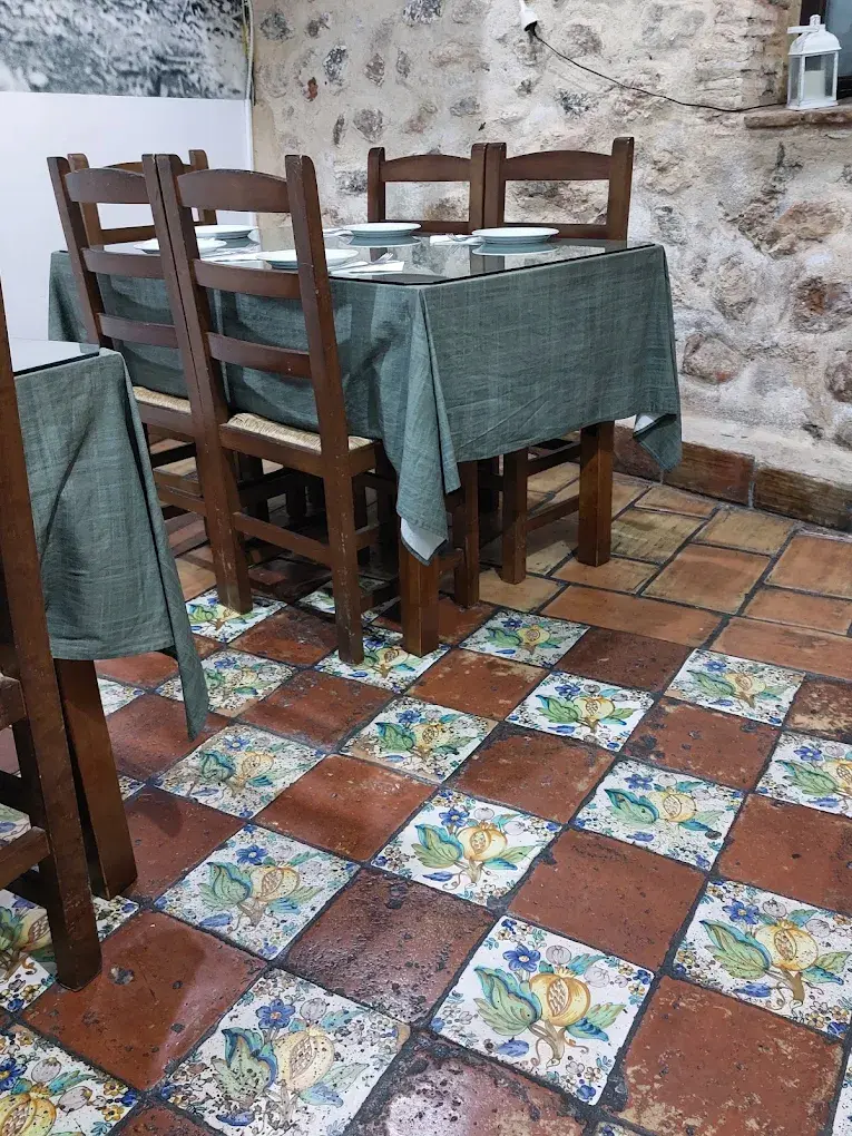 Suelo de azulejos valencianos en el interior de La Cantina