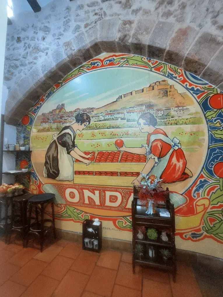 Mural de azulejos con motivo de Onda en el interior de La Cantina