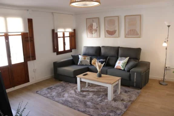 Salón de La Casa del Castell con sofá y decoración moderna