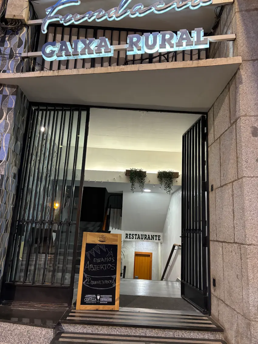 Fachada de La Nueva Cámara con el letrero de Fundació Caixa Rural