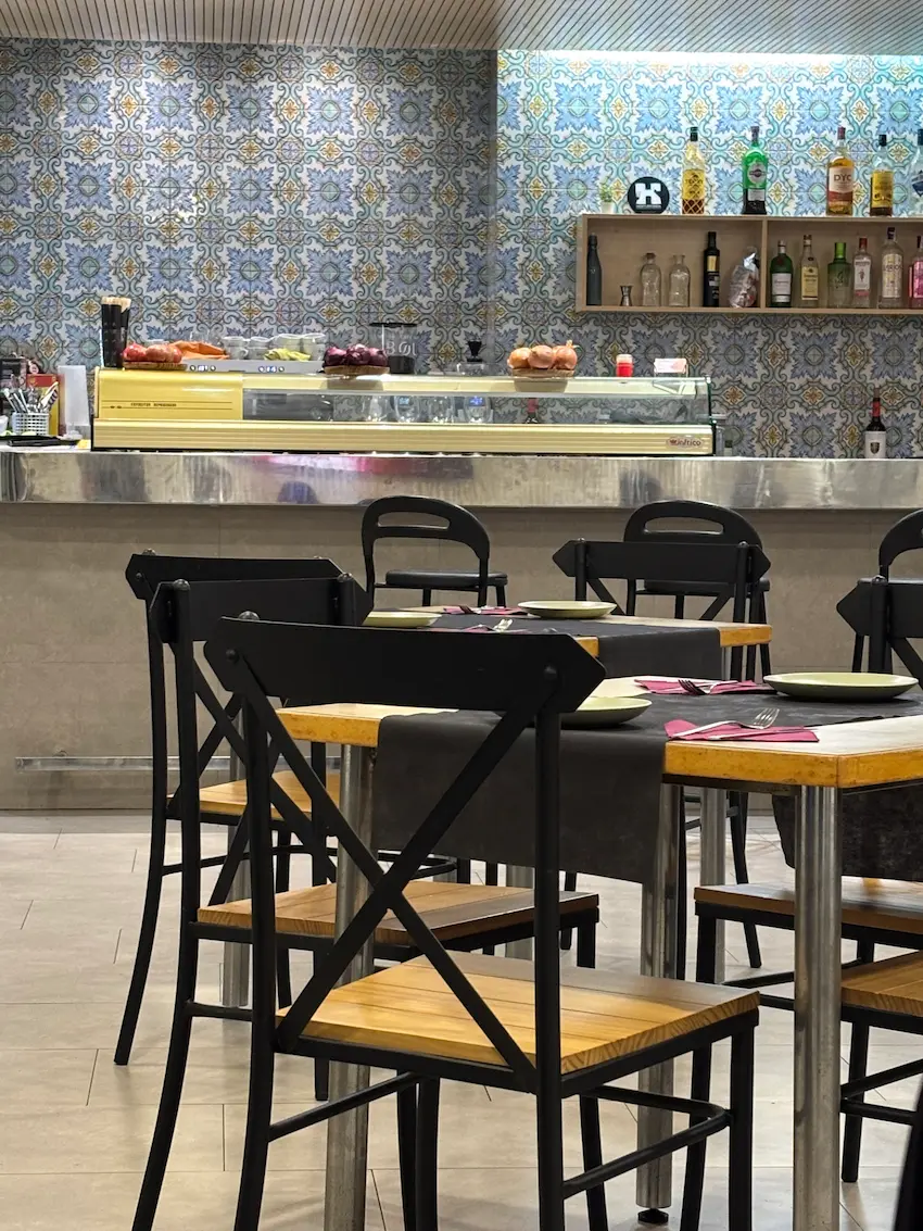 Interior de La Nueva Cámara con pared de azulejos en azul y amarillo