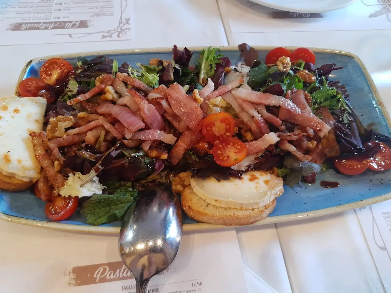 Ensalada antipasto con bacon, tomate y mozzarella de La Piazza