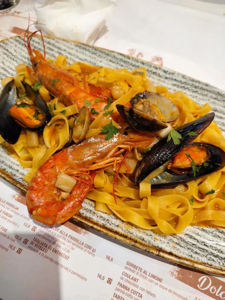 Pasta fresca con gambas, mejillones y almejas de La Piazza
