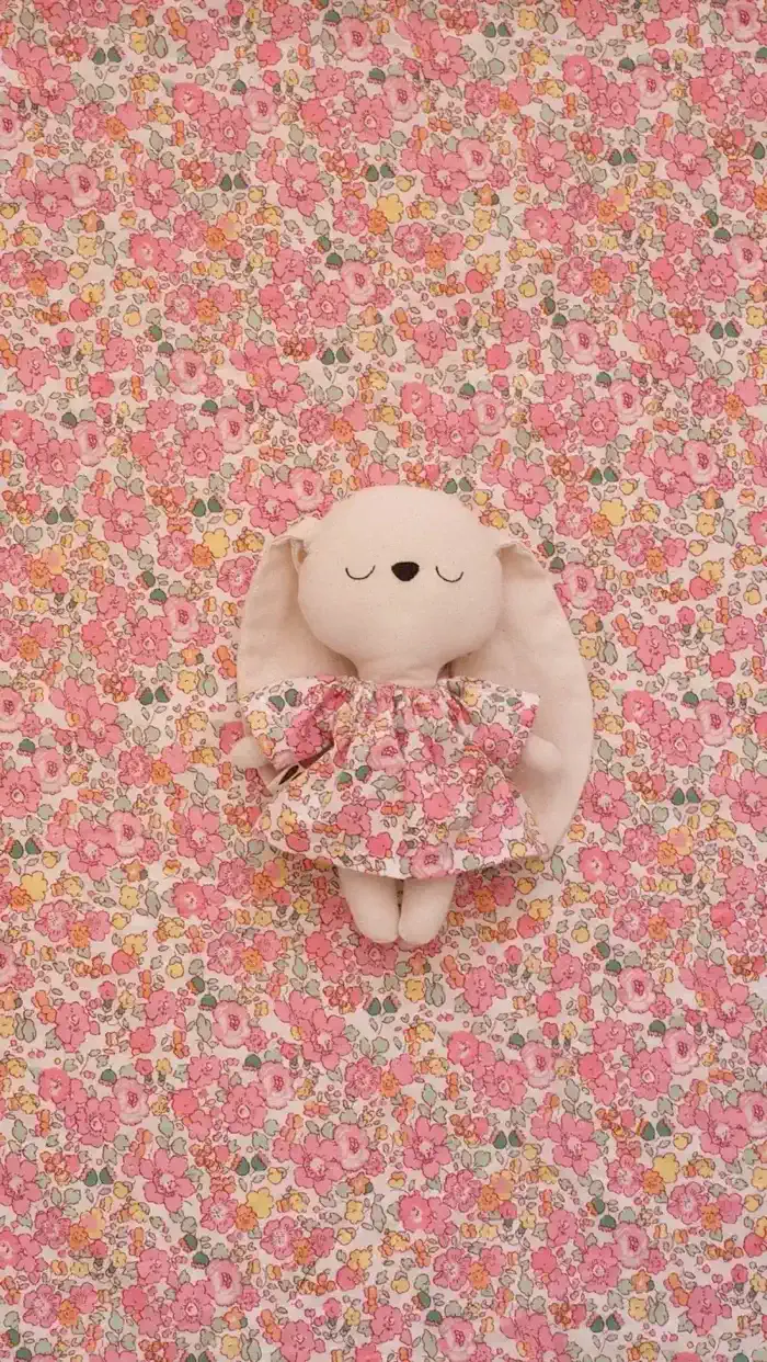 Conejita Lele Lerele con vestido floral sobre tela estampada