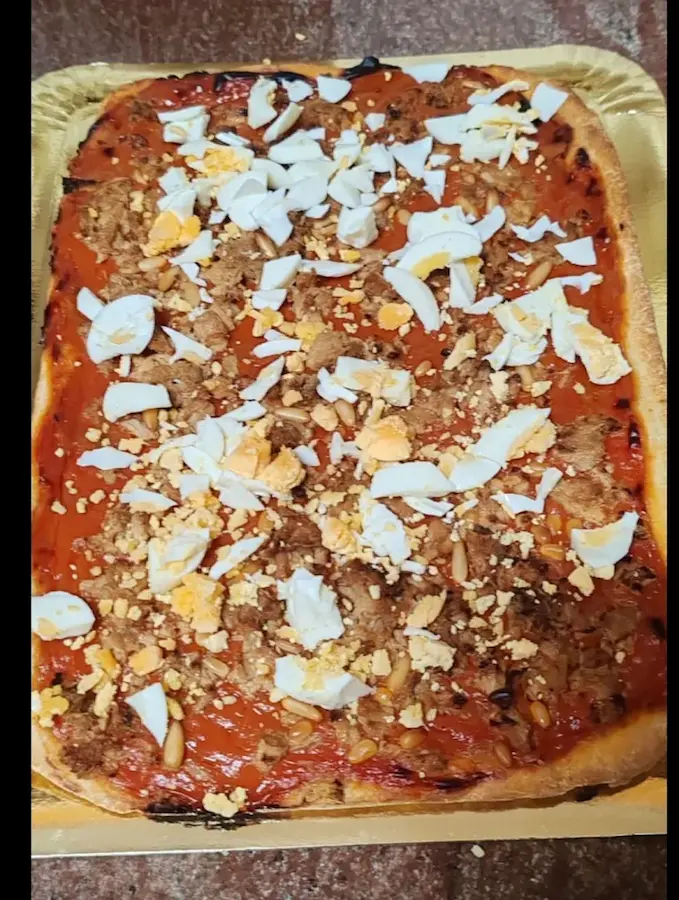 Coca de tomata con atún y huevo duro en el Bar Marta del mercado de Onda