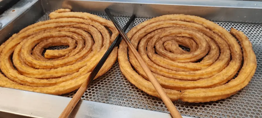 Porras artesanales recién hechas en la Churrería La Perla del Mercado de Onda