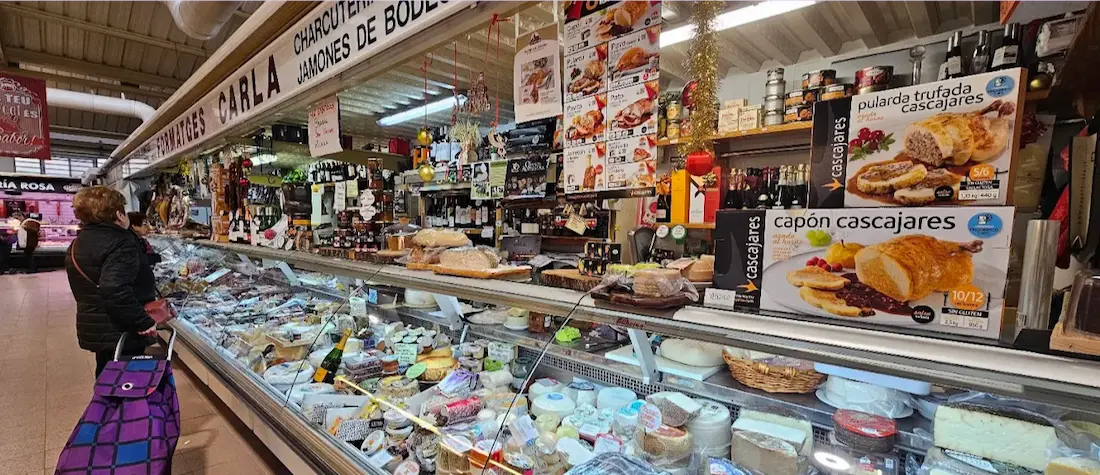 Interior del mercado: Formatges Carla y charcutería