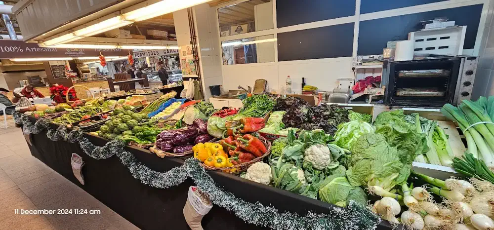 Puesto de frutas y verduras de temporada en el Mercat Municipal de Onda