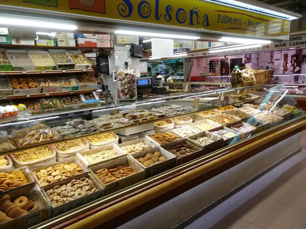 Puesto de pastelería tradicional en el Mercat Municipal de Onda con pastissets y cocas