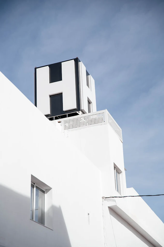 Fachada exterior blanca de M&A Hostal con letrero H en azotea, Apeadero Onda